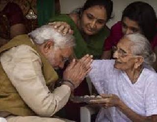 Modi's mother kidnaps Facebook post on Facebook | मोदींच्या आईच्या अपहरणाचा फेसबुकवर पोस्ट, यंत्रणा संतर्क Modi's mother kidnaps Facebook post on Facebook | मोदींच्या आईच्या अपहरणाचा फेसबुकवर पोस्ट, यंत्रणा संतर्क