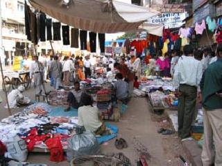 The new footpath is awaited for the hawkers | नवे पदपथही फेरीवाल्यांना आंदण