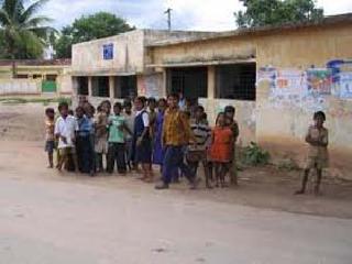 Students are protesting on the streets, leaving the school | शाळा पाडल्याने विद्यार्थी रस्त्यावर Students are protesting on the streets, leaving the school | शाळा पाडल्याने विद्यार्थी रस्त्यावर