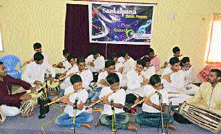 25 concert collectors on 25 th flute | २५ बासरीवादकांची एकाच मंचावर जमली मैफल 25 concert collectors on 25 th flute | २५ बासरीवादकांची एकाच मंचावर जमली मैफल