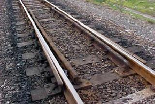 Several railway lines were stalled in the state | राज्यातील अनेक रेल्वेमार्ग रखडले