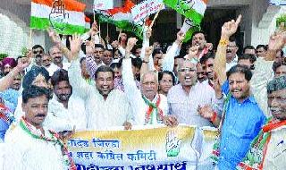 Demonstrations against railway fencing | रेल्वे भाडेवाढी विरोधात निदर्शने