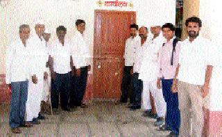 Lockout school for eight days from Telangana school | तेलघणा शाळेला आठ दिवसांपासून कुलूप Lockout school for eight days from Telangana school | तेलघणा शाळेला आठ दिवसांपासून कुलूप