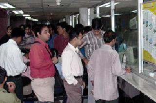 Due to the fear of rail fare, huge crowds on the ticket windows! | रेल्वे भाडेवाढीच्या भीतीने तिकीट खिडक्यांवर प्रचंड गर्दी ! Due to the fear of rail fare, huge crowds on the ticket windows! | रेल्वे भाडेवाढीच्या भीतीने तिकीट खिडक्यांवर प्रचंड गर्दी !