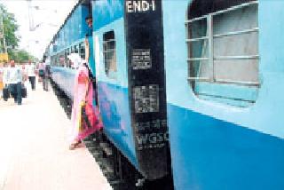 90 kilograms of ganja found in the railway bogs | रेल्वे बोगीतील शौचालयात सापडला ९० किलो गांजा 90 kilograms of ganja found in the railway bogs | रेल्वे बोगीतील शौचालयात सापडला ९० किलो गांजा