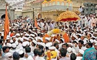 Two-wheeler rush for darshan | दर्शनासाठी दुतर्फा गर्दी Two-wheeler rush for darshan | दर्शनासाठी दुतर्फा गर्दी