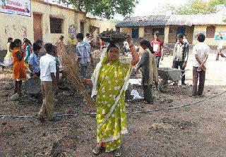 School Campus | लोकसहभागातून फुलविला शाळेचा परिसर