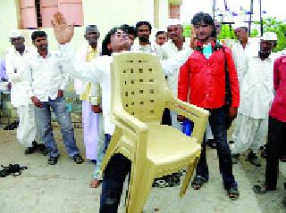 Two chairs taken by the eyelid | डोळ्याच्या पापणीने उचलल्या दोन खुर्च्या Two chairs taken by the eyelid | डोळ्याच्या पापणीने उचलल्या दोन खुर्च्या