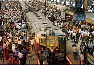 Let's think positively about reducing the hike - Railway Minister | भाडेवाढ कमी करण्याबाबत सकारात्मक विचार करू - रेल्वेमंत्री Let's think positively about reducing the hike - Railway Minister | भाडेवाढ कमी करण्याबाबत सकारात्मक विचार करू - रेल्वेमंत्री