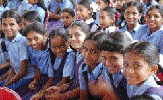 Twenty lakhs distributed for students uniform | विद्यार्थ्यांच्या गणवेशासाठी तेवीस लाख वितरित Twenty lakhs distributed for students uniform | विद्यार्थ्यांच्या गणवेशासाठी तेवीस लाख वितरित