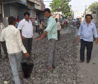 The main road suffocates | मुख्य रस्त्याचा श्वास गुदमरला