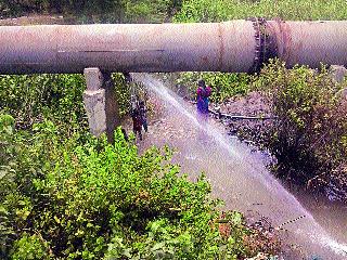 Waste of millions of liters of water in the Farro | फारोळ्यात लाखो लिटर पाणी वाया Waste of millions of liters of water in the Farro | फारोळ्यात लाखो लिटर पाणी वाया