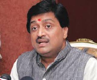 Chavan's crime is not canceled? | चव्हाणांचा गुन्हा रद्द का नाही ?