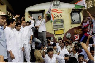 Congress, NCP's rail stop | काँग्रेस, राष्ट्रवादीचा रेल रोको