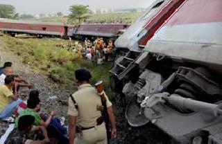 Four killed in Rajdhani Express collapse | राजधानी एक्स्प्रेस घसरून चार ठार Four killed in Rajdhani Express collapse | राजधानी एक्स्प्रेस घसरून चार ठार