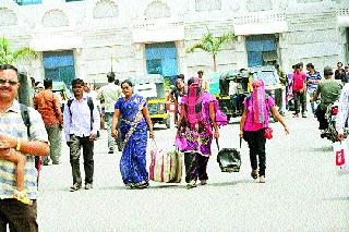 Rickshaw pull passengers | रिक्षा बंदचा प्रवाशांनाफटका Rickshaw pull passengers | रिक्षा बंदचा प्रवाशांनाफटका