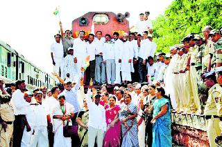 Congress stopped the train! | काँग्रेसने रेल्वे रोखली !