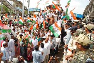 'Stop the Railways' against the hike | भाडेवाढीविरोधात ‘रेल्वे रोको’ 'Stop the Railways' against the hike | भाडेवाढीविरोधात ‘रेल्वे रोको’