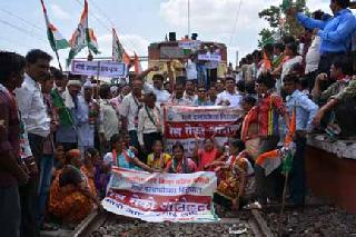 Stop the railways in the Akoliat of the Congress against the railway hike | रेल्वे दरवाढीविरुद्ध कॉँग्रेसचे अकोल्यात रेल रोको Stop the railways in the Akoliat of the Congress against the railway hike | रेल्वे दरवाढीविरुद्ध कॉँग्रेसचे अकोल्यात रेल रोको
