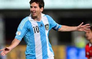 Messi 'hit', Argentina 'top' | मेस्सी ‘हिट’, अर्जेटिना ‘टॉप’ Messi 'hit', Argentina 'top' | मेस्सी ‘हिट’, अर्जेटिना ‘टॉप’