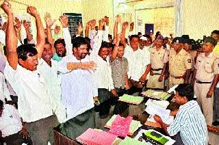 Farmers' severance to Tehsildars | तहसीलदारांना शेतकऱ्यांचा घेराव