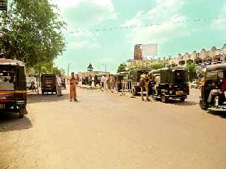 After one day off, the autosite traffic is restored | एक दिवसाच्या बंदनंतर रिक्षा वाहतूक पूर्ववत After one day off, the autosite traffic is restored | एक दिवसाच्या बंदनंतर रिक्षा वाहतूक पूर्ववत