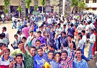On the very first day about five thousand applications | पहिल्याच दिवशी सुमारे पाच हजार अर्ज