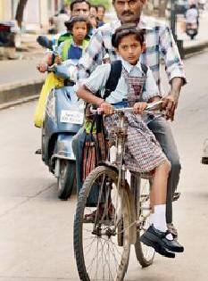 Children, children, flowers and flowers | मुलेच मुले, हाती फुलेच फुले Children, children, flowers and flowers | मुलेच मुले, हाती फुलेच फुले