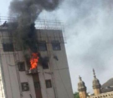 Fire at the CST station building | सीएसटी स्टेशनवरील इमारतीला आग