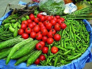 Rain is far away; Vegetable expensive | पाऊस लांबला; भाजीपाला महागला