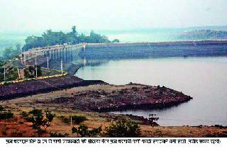Mulla, water level of Bhandardara dam decreased | मुळा, भंडारदरा धरणाची पाणीपातळी खालावली