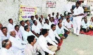 Teachers take up the movement | शिक्षकांचे धरणे आंदोलन Teachers take up the movement | शिक्षकांचे धरणे आंदोलन