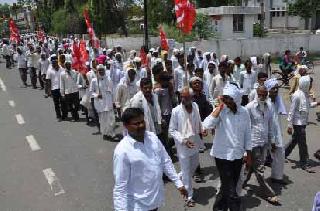 Chadra Front of Horticulture | गारपीटग्रस्तांचा धडकला मोर्चा