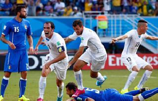 Suarez's ban on Uruguay match | उरुग्वेच्या सामन्यावर सुआरेझच्या बंदीचे सावट Suarez's ban on Uruguay match | उरुग्वेच्या सामन्यावर सुआरेझच्या बंदीचे सावट
