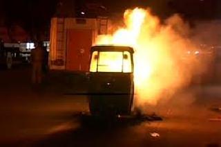 Rickshaw khak in CNG blast | सीएनजीच्या स्फोटात रिक्षा खाक