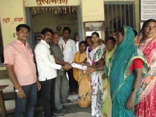 Carly's men strike at police station | कार्लीच्या महिलांची पोलिसस्टेशनवर धडक Carly's men strike at police station | कार्लीच्या महिलांची पोलिसस्टेशनवर धडक
