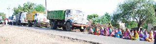 Women on the road against sand salvage | वाळू उपशाविरोधात महिला रस्त्यावर