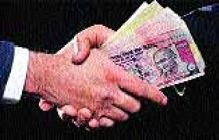 Talathi quadrilateral while taking bribe | लाच घेताना तलाठी चतुर्भुज