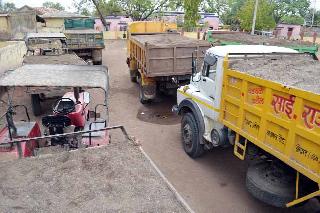 Revenue Recovery on 8 Vehicles | ८ वाहनांवर ‘महसूल’ची कारवाई