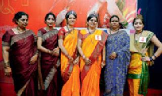 Fountain of laughter thrown in the complaint of mother-in-law | सासू-सूनेच्या तक्रारीतून फुलले हास्याचे कारंजे Fountain of laughter thrown in the complaint of mother-in-law | सासू-सूनेच्या तक्रारीतून फुलले हास्याचे कारंजे