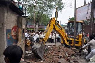 Elimination of encroachment in the railway station area | रेल्वे स्टेशन परिसरातील अतिक्रमणाचा सफाया