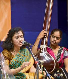 Rhyme concert | रागसंगीतांच्या संमिश्रतेने रंगलेले गायन Rhyme concert | रागसंगीतांच्या संमिश्रतेने रंगलेले गायन