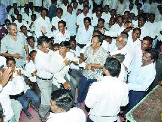 Shouting, shouting, sloganeering meeting was a meeting | धक्काबुक्की, शिवीगाळ, घोषणाबाजीने सभा गाजली