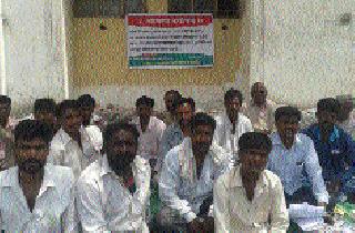 Fasting before tehsil to remove encroachment | अतिक्रमण हटविण्यासाठी तहसीलसमोर उपोषण Fasting before tehsil to remove encroachment | अतिक्रमण हटविण्यासाठी तहसीलसमोर उपोषण