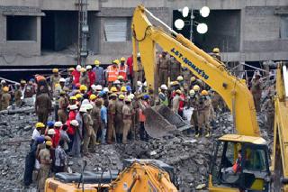 Chennai death toll in 18 | चेन्नई दुर्घटनेतील बळींची संख्या 18 Chennai death toll in 18 | चेन्नई दुर्घटनेतील बळींची संख्या 18