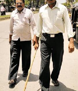 The chief minister gave the common man the fight against the goons | गुंडांशी लढणाऱ्या आम आदमीला मुख्यमंत्र्यांनी दिला अंगरक्षक The chief minister gave the common man the fight against the goons | गुंडांशी लढणाऱ्या आम आदमीला मुख्यमंत्र्यांनी दिला अंगरक्षक