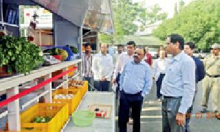 Vegetable center customers' door turns around! | फिरते भाजीपाला केंद्र ग्राहकांच्या दारी! Vegetable center customers' door turns around! | फिरते भाजीपाला केंद्र ग्राहकांच्या दारी!