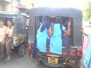 Students do jivhagana travel | विद्यार्थी करतात जिवघेणा प्रवास Students do jivhagana travel | विद्यार्थी करतात जिवघेणा प्रवास