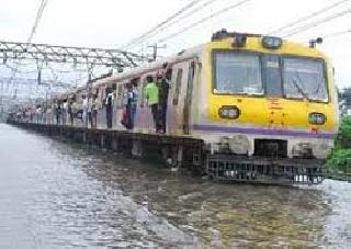 In the rain disorder, the situation of the Mumbai residents | भर पावसात रेल्वे विस्कळीत, मुंबईकरांचे हाल In the rain disorder, the situation of the Mumbai residents | भर पावसात रेल्वे विस्कळीत, मुंबईकरांचे हाल
