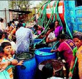 Migration of stricken people due to water scarcity | पाणीटंचाईमुळे त्रस्त ग्रामस्थांचे स्थलांतर